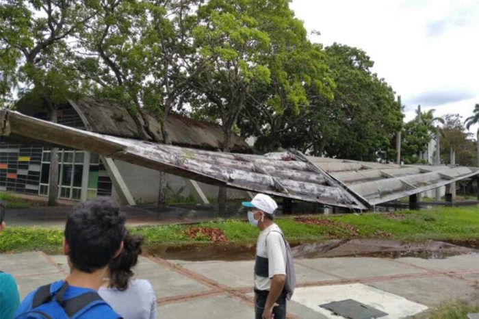 Techo- pasillo - UCV