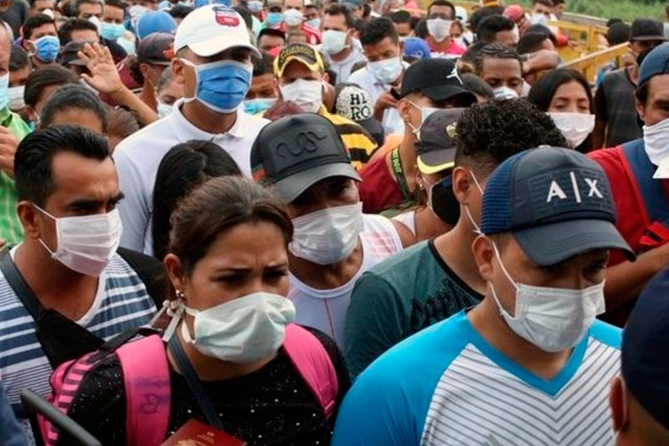 Repatriados que protestan en los refugios son amenazados por la guerrilla