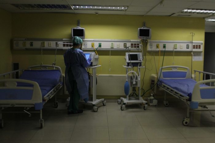 médicos trabajadores de la salud combaten con la covid-19 - vacunación