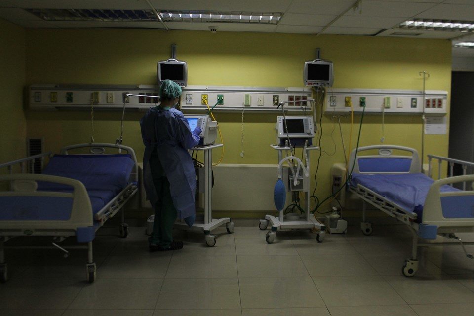 médicos trabajadores de la salud combaten con la covid-19 - vacunación