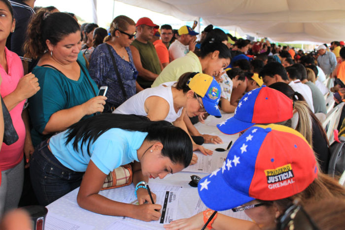 Socavar las bases de una falsa democracia