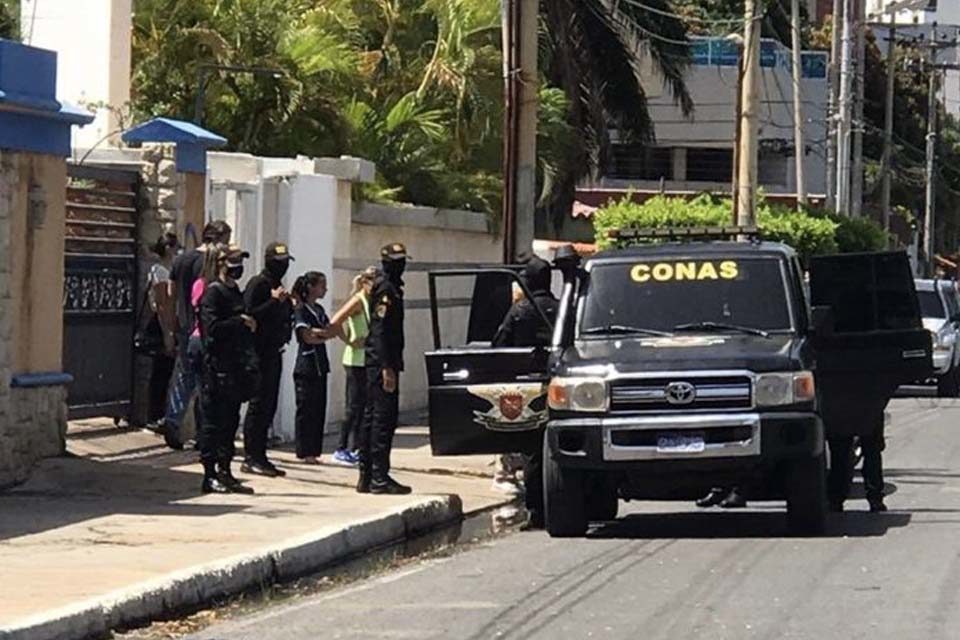 Conas Allanamiento Lechería Armando Armas