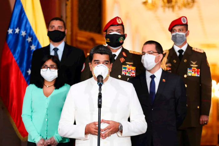 Del coronavirus de la política no nos protege el tapaboca
