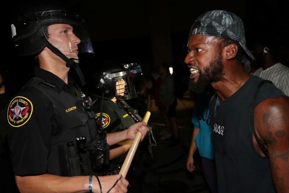 Incendian centro de Wisconsin tras disparos de policía a afroamericano