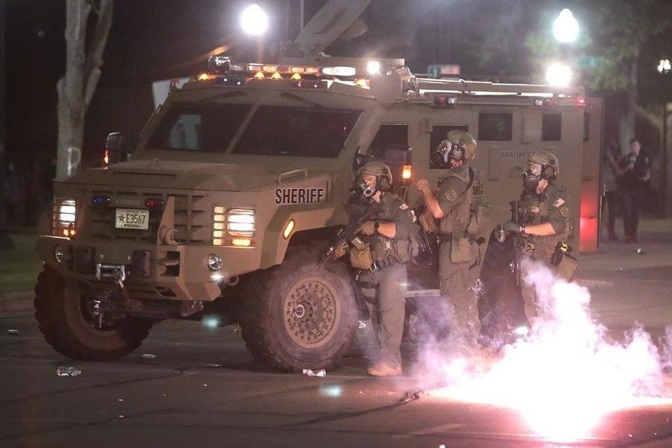 Tiroteo deja dos fallecidos en tercera noche de protestas en Wisconsin