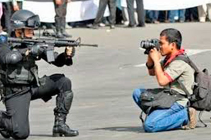 Democracia bajo asalto