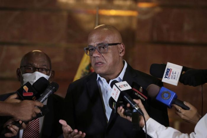 Jorge Rodríguez en la mesita de diálogo medios