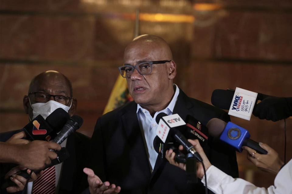 Jorge Rodríguez en la mesita de diálogo medios