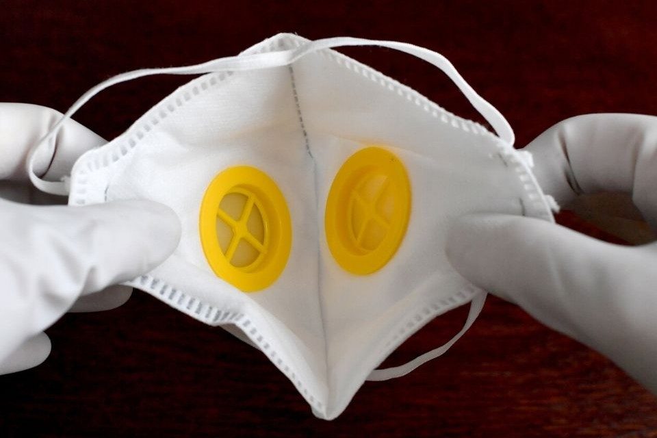 Ni pantallas faciales ni tapabocas con válvula protegen del coronavirus