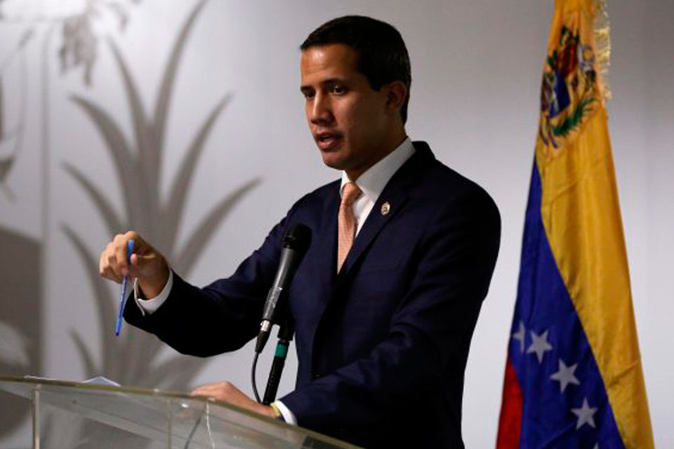 No es serio en política decir una cosa y hacer otra