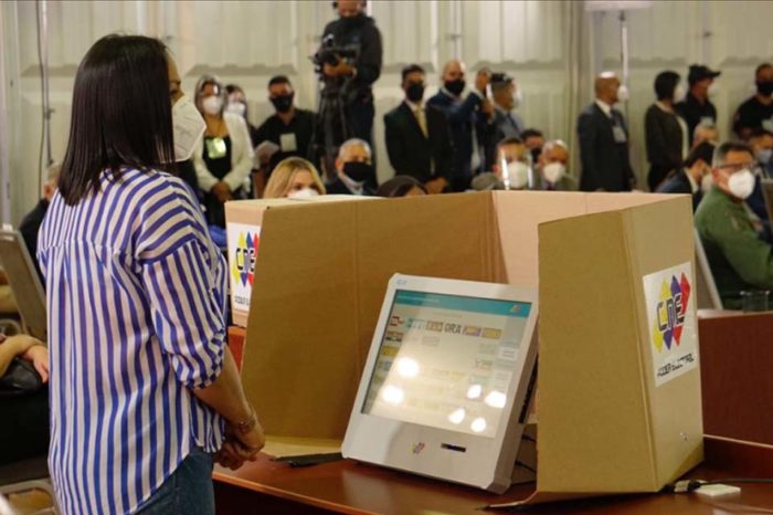 CNE máquinas votación elecciones parlamentarias 6D sistemas de votación