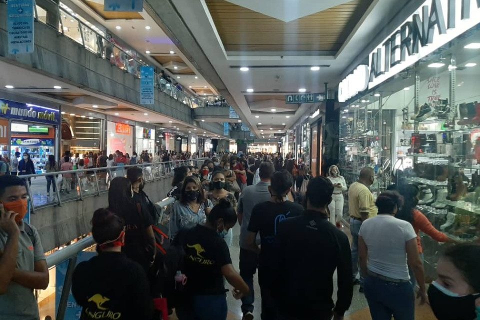 Centros comerciales flexibilización Maduro semana flexible