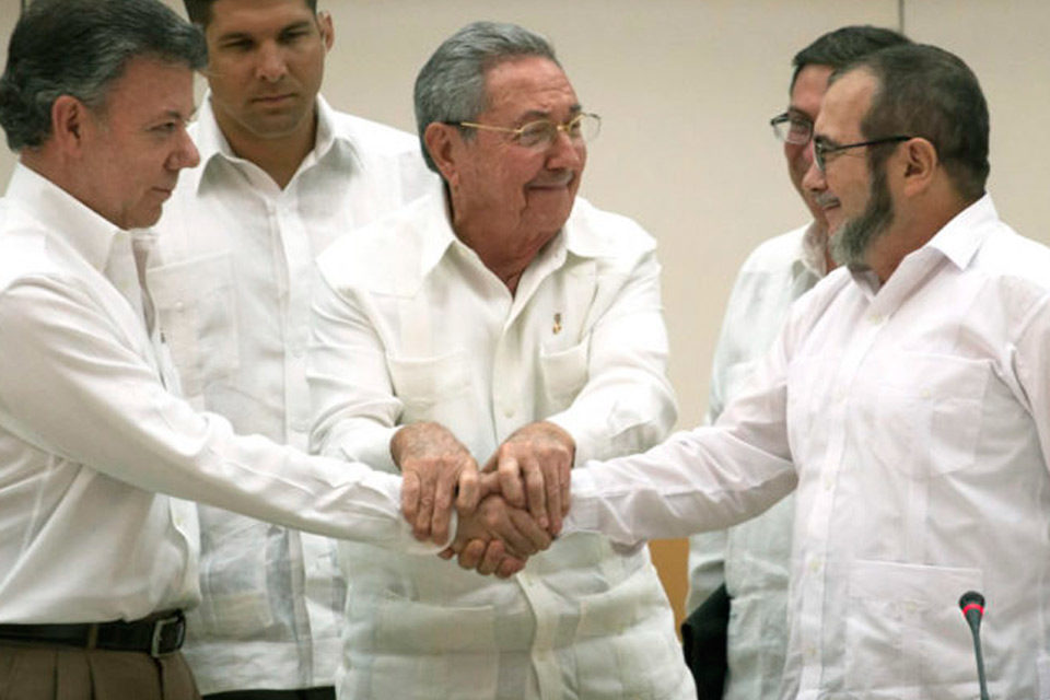 Entre héroes y negociadores
