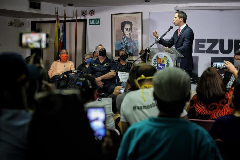 Juan Guaidó pide a docentes promover campaña de la consulta popular