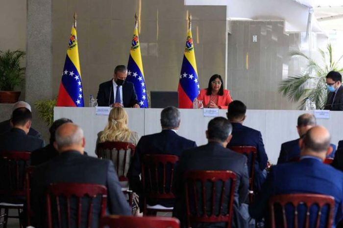 Delcy Rodríguez y banqueros antibloqueo