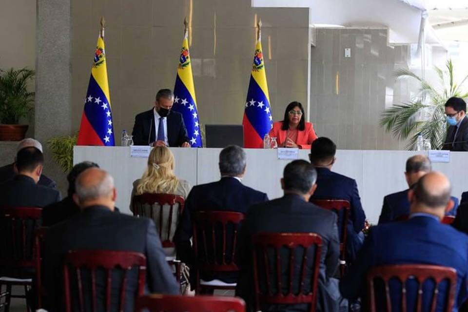Delcy Rodríguez y banqueros antibloqueo