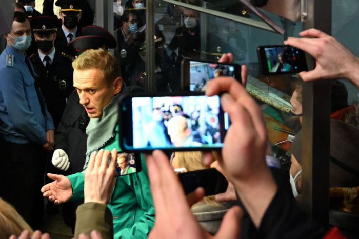 Principal crítico de Putin, Alexei Navalny, arrestado al regresar a Rusia