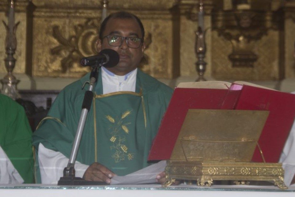 Monseñor Coro Robert Medina Lazaro