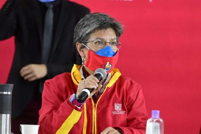 Qué le pasa a esa señora Claudia López