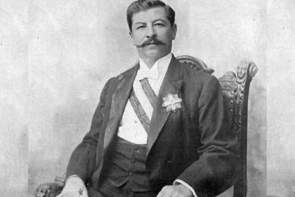 Dictadores a su mandar Gómez