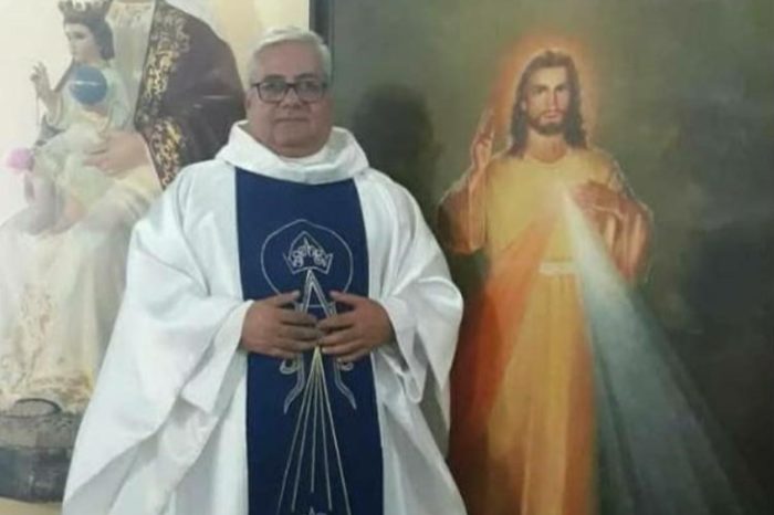 Coro-padre Alberto Medina covid-19