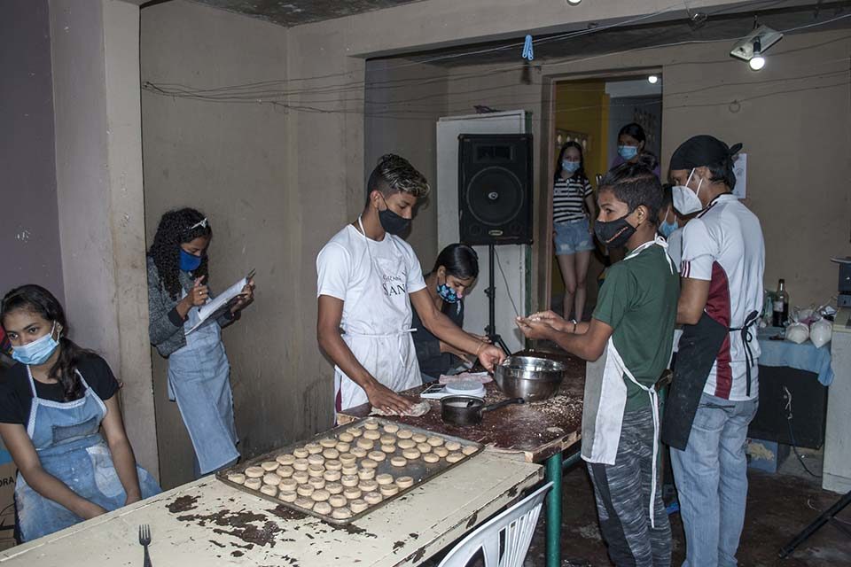 Jóvenes panaderos de El Cementerio