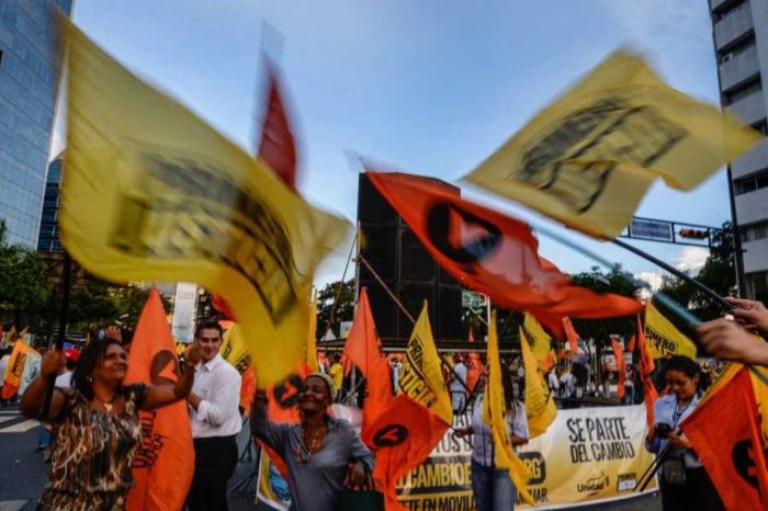 Y, sin embargo, se mueve partidos políticos