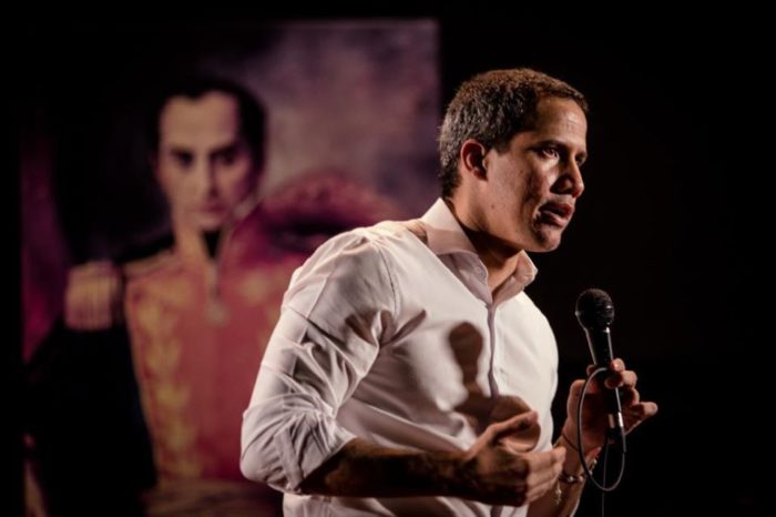 Con referendo o con elecciones Guaidó