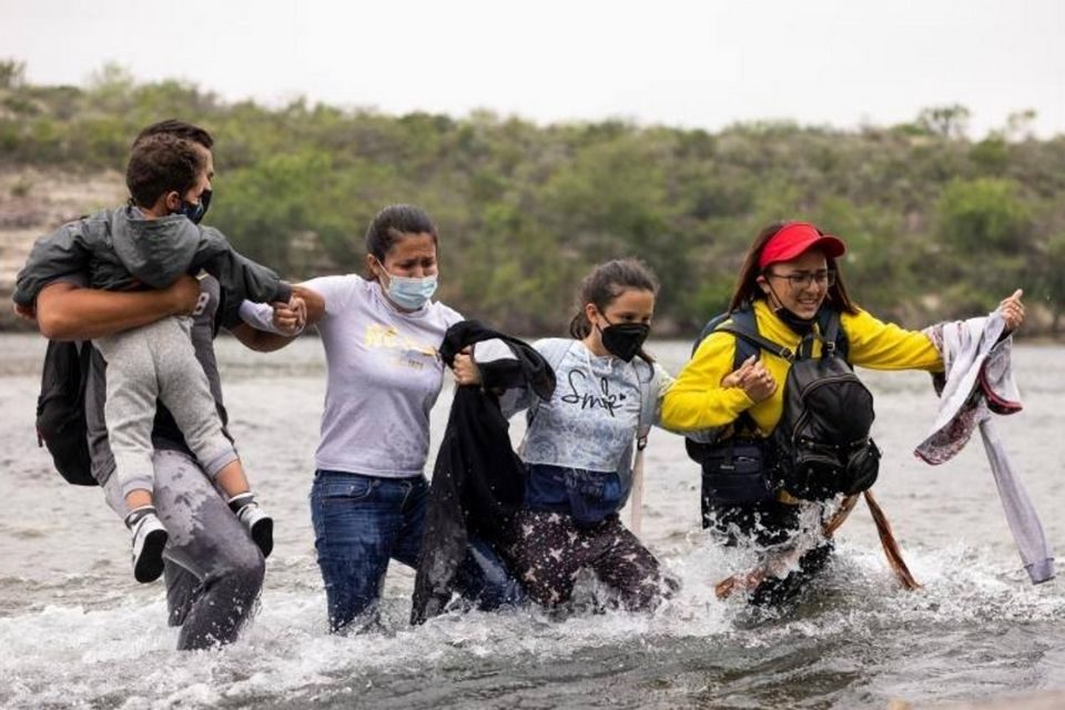 Venezolanos cruzando a EEUU