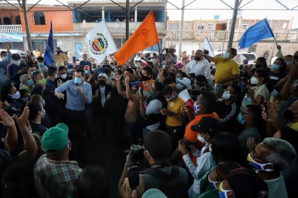 Partidos políticos: oído al tambor