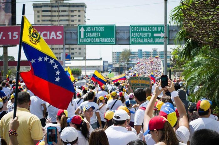 Urge retomar la política