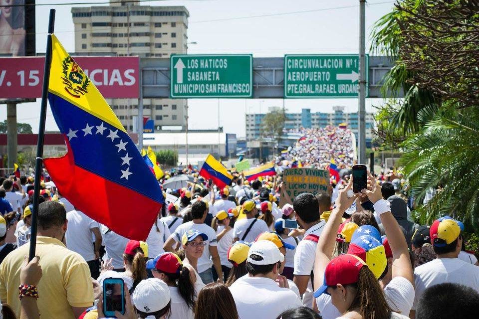 Urge retomar la política