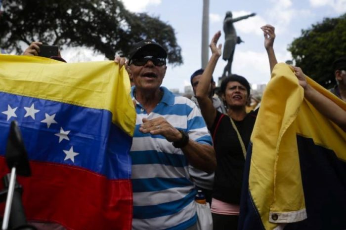 Si se toman de las manos, vencerán