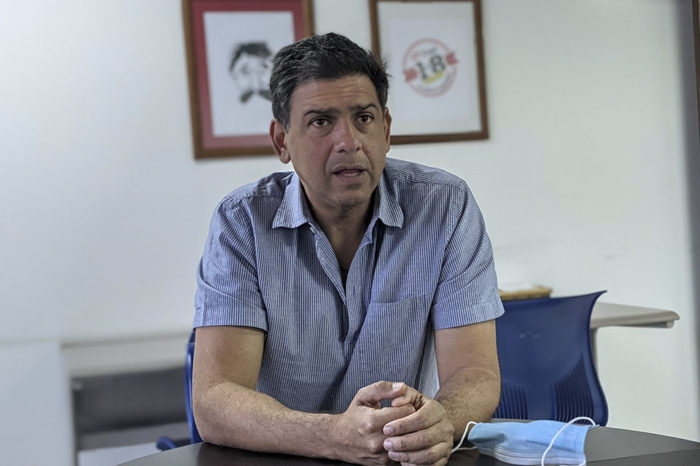 CARLOS OCARIZ
