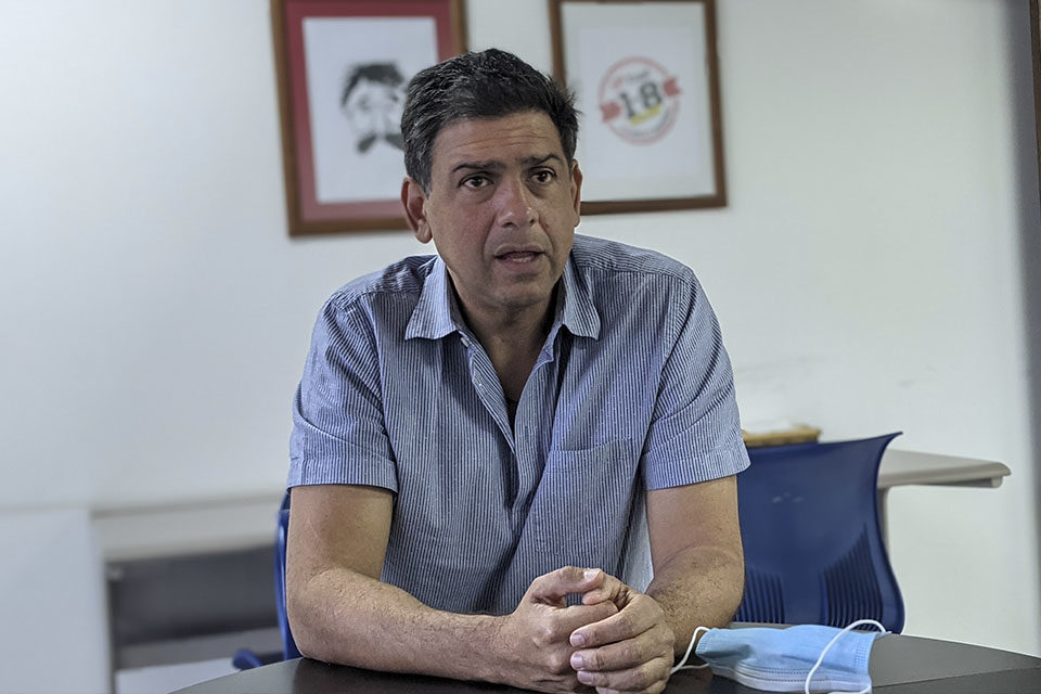 CARLOS OCARIZ
