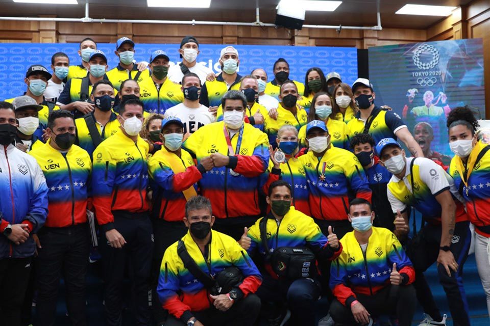 Maduro recibe a la delegación venezolana