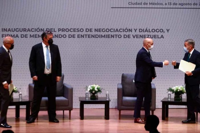 Mientras unos hablan otros negocian