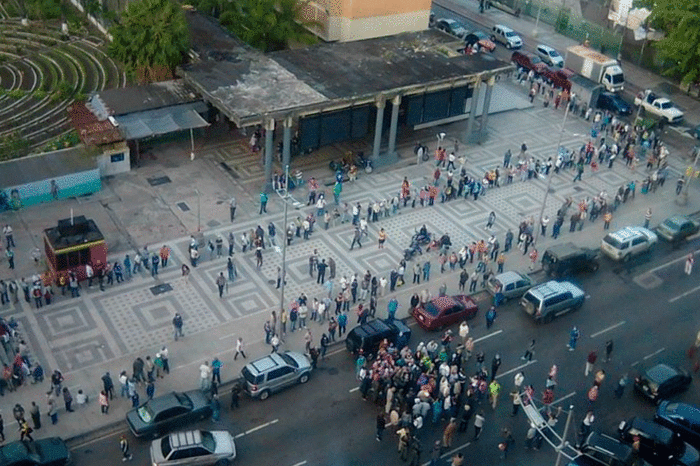 Protesta Hotel Alba Caracas - Vacunas- dosis de Sputnik