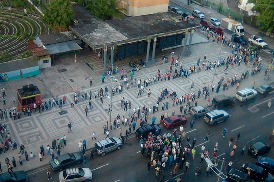 Protesta Hotel Alba Caracas - Vacunas- dosis de Sputnik