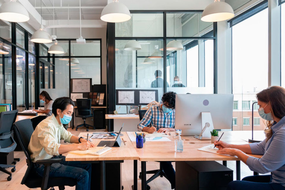 ¿Trabajar desde casa o desde la oficina? Mejor ambas