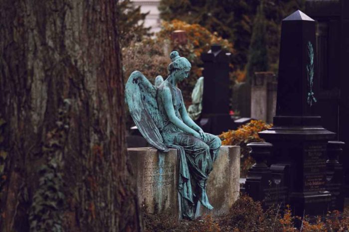Qué solos se quedan los muertos