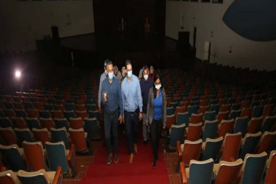 Delcy en el aula magna ucv 01