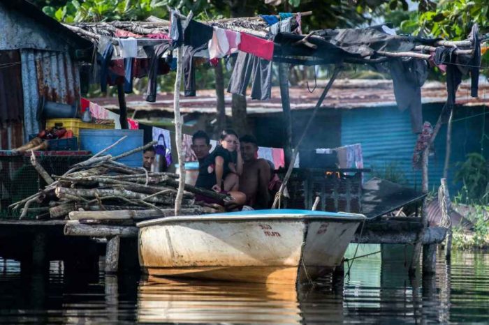 "Aquí todos somos brutos": la vida sin leer ni escribir en aislado pueblo de Venezuela