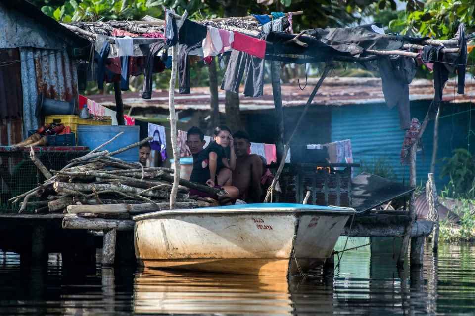 "Aquí todos somos brutos": la vida sin leer ni escribir en aislado pueblo de Venezuela