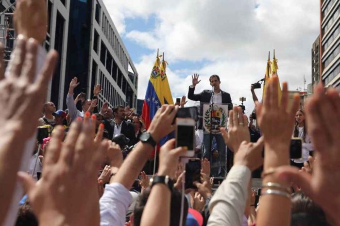 Gobierno interino asediado por fracaso, denuncias y dudas sobre piso político en 2022