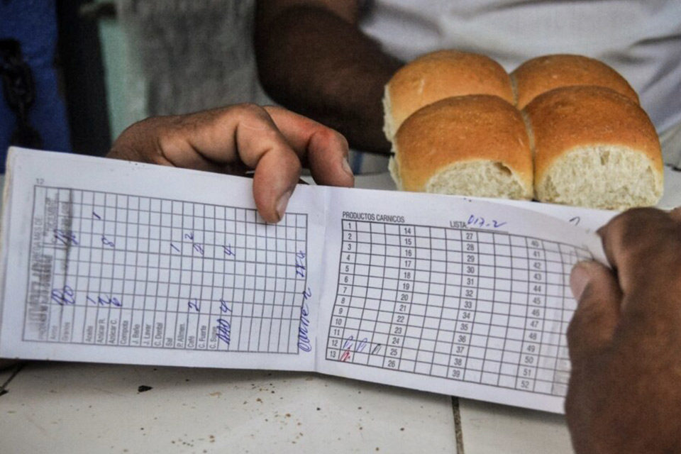 La libreta de racionamiento cubana no garantiza la alimentación