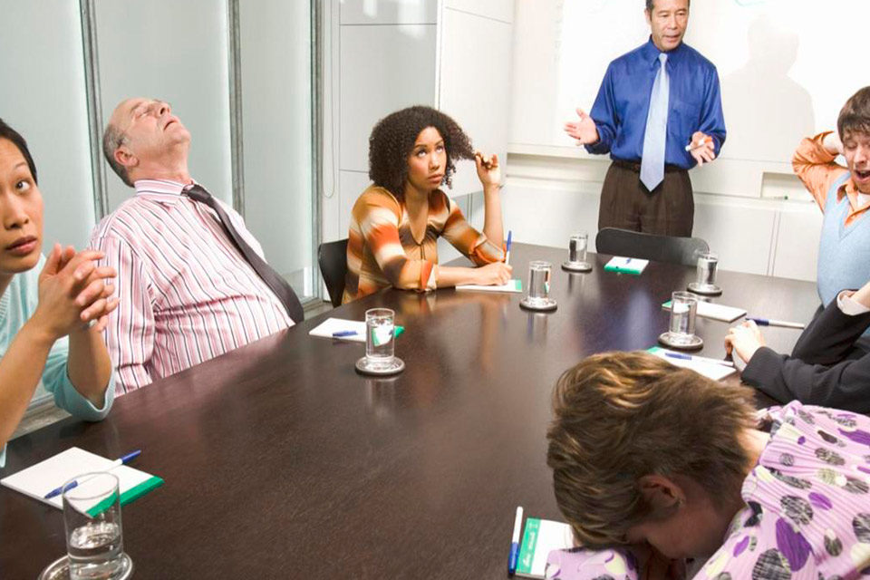 Cómo sobrevivir a una reunión laboral improductiva