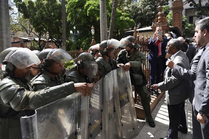 Democracia bajo asedio