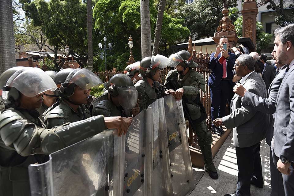 Democracia bajo asedio