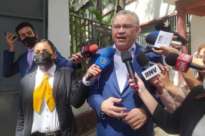 Enrique Márquez CNE Santiago de León Elecciones 21N Foto de Luna Benítez elecciones